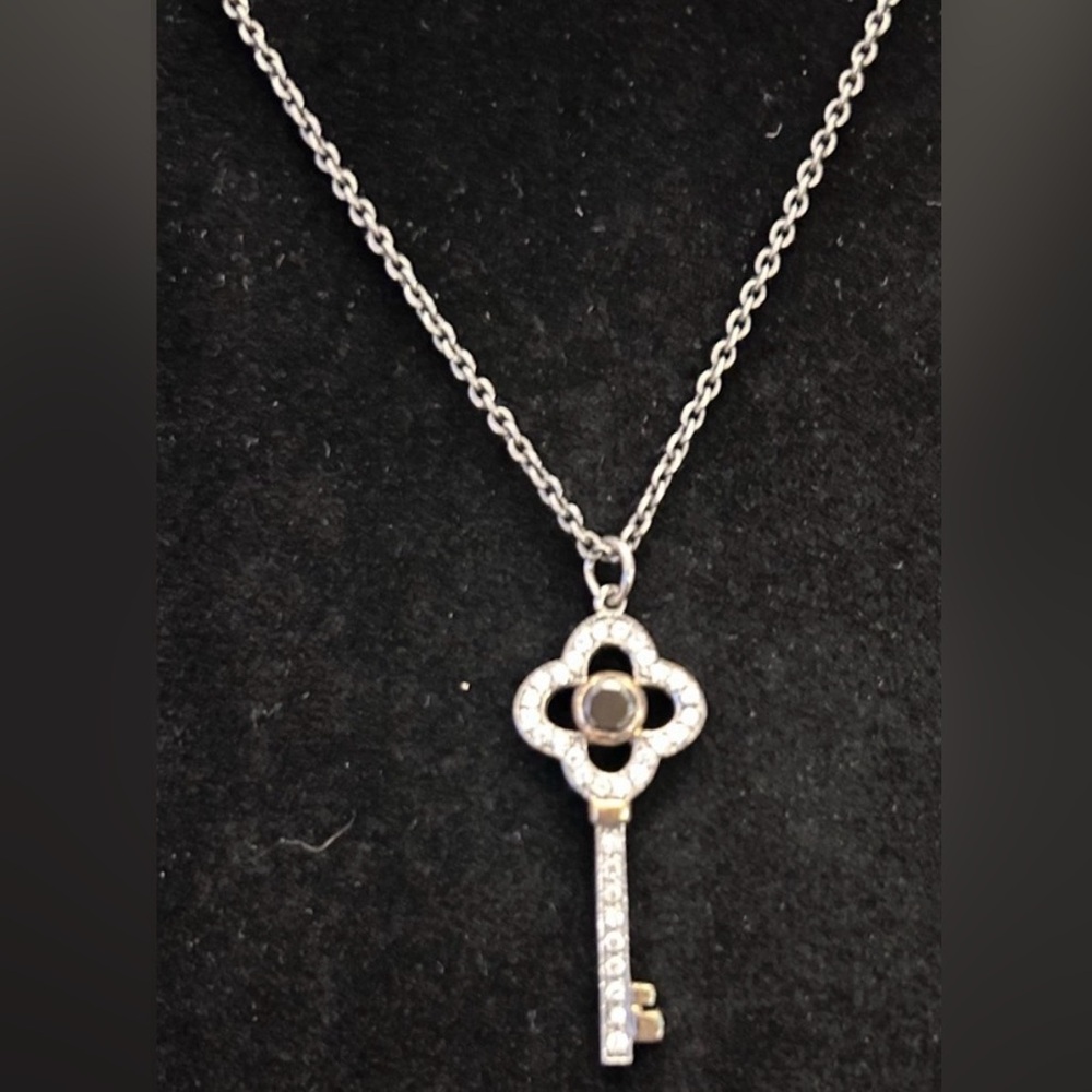 ✨ Stella & Dot Clover Key Pendant Necklace ✨
